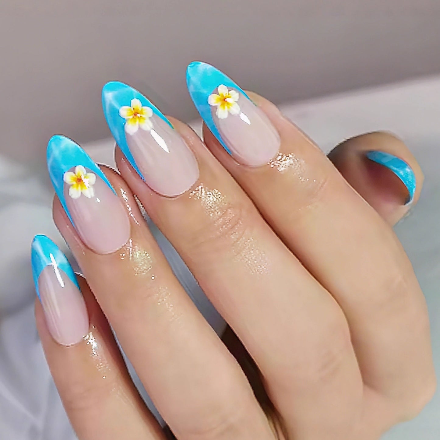 Kunstnägel mit Floralem Design und Aquamarinfarbener Spitzenverzierung Brehn