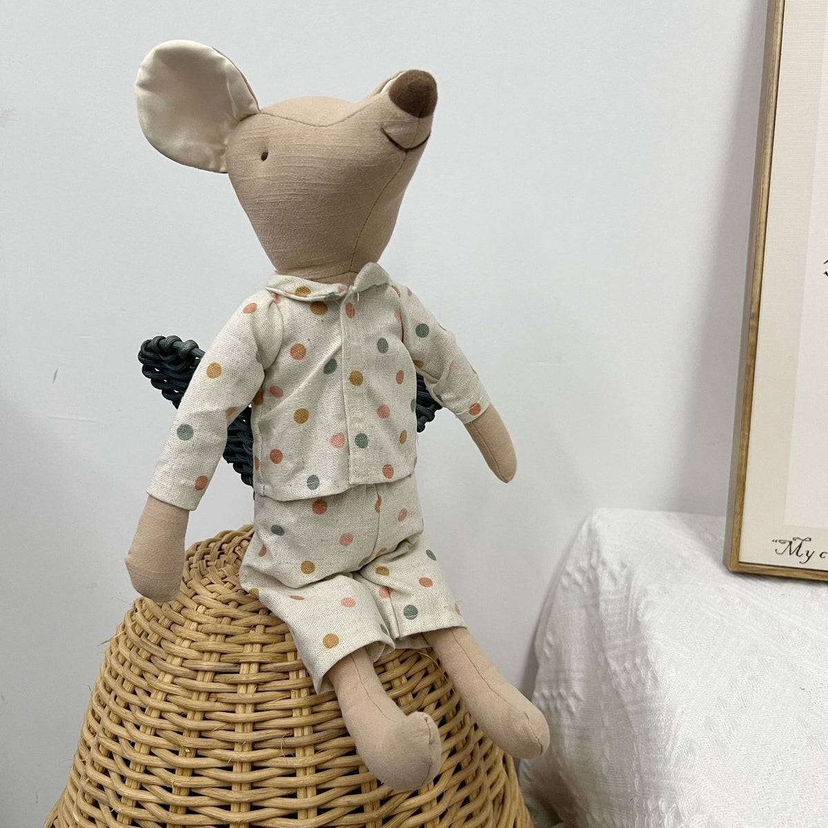 Handgemachte Leinenkaninchenpuppe mit kariertem Baumwollkleid