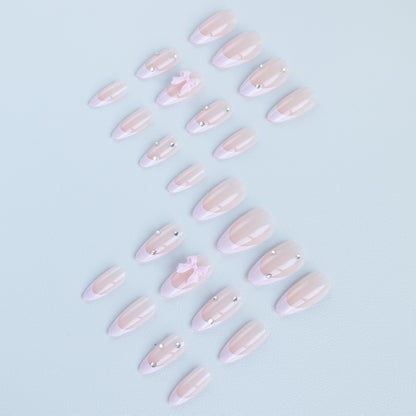 Elegante französische Spitzen-Nagelkunst