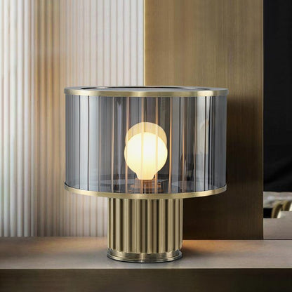 Moderne Tischlampe aus Glas mit eleganter gerippter Basis