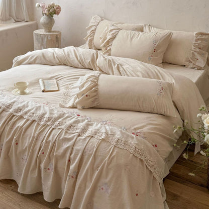 Bettwäsche-Komplettset im Landhausstil mit voluminösem Bettrock, Spitzenbordüre und feiner Blumenstickerei