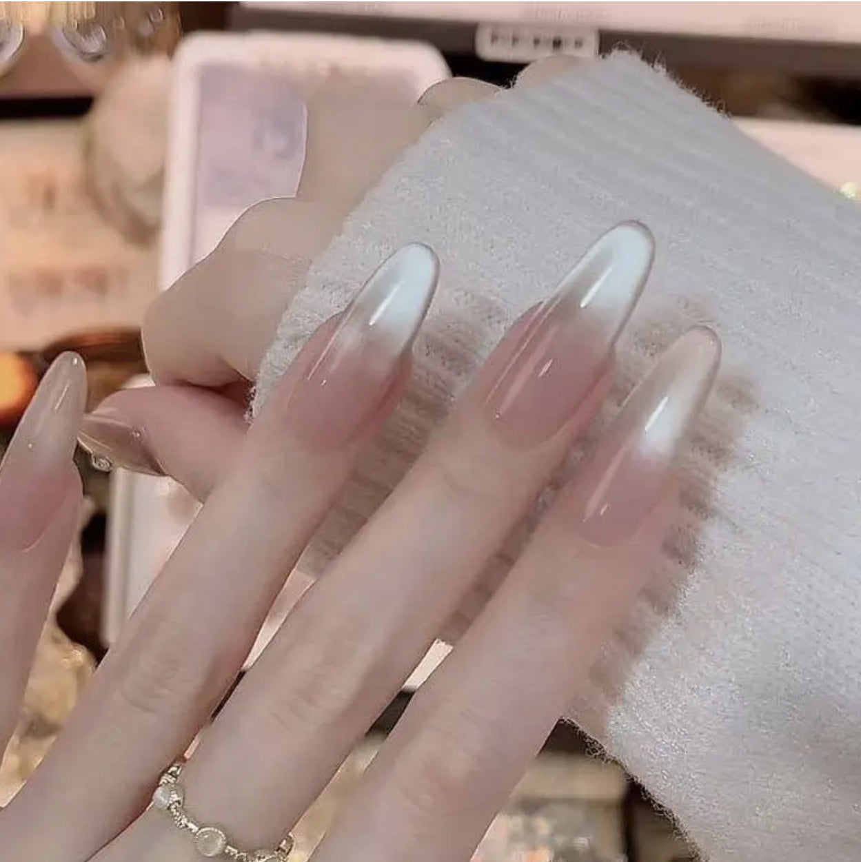 Künstlerisches Press-On-Nageldesign-Set mit floralen und Edelstein-Akzenten Brehn