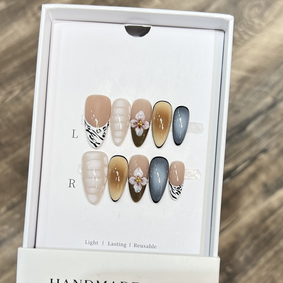 Künstlerisches Stiletto Press-On Nagelset mit floralem Akzent Brehn