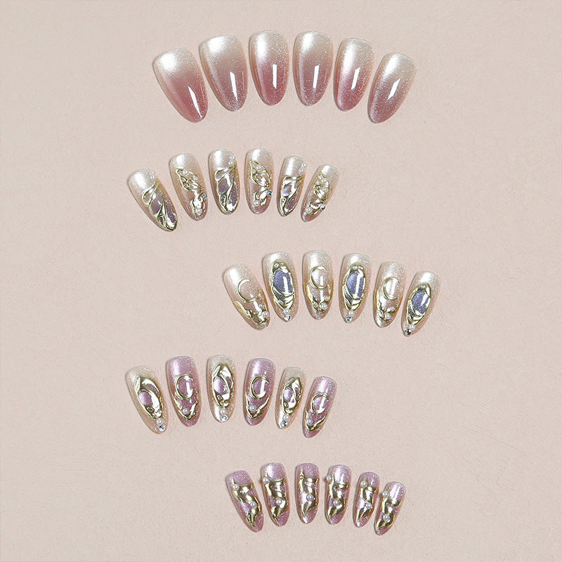 Kunstvolles Nagelset mit floralen Akzenten Brehn