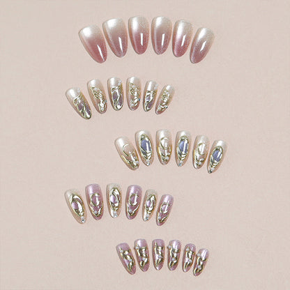 Kunstvolles Nagelset mit floralen Akzenten Brehn