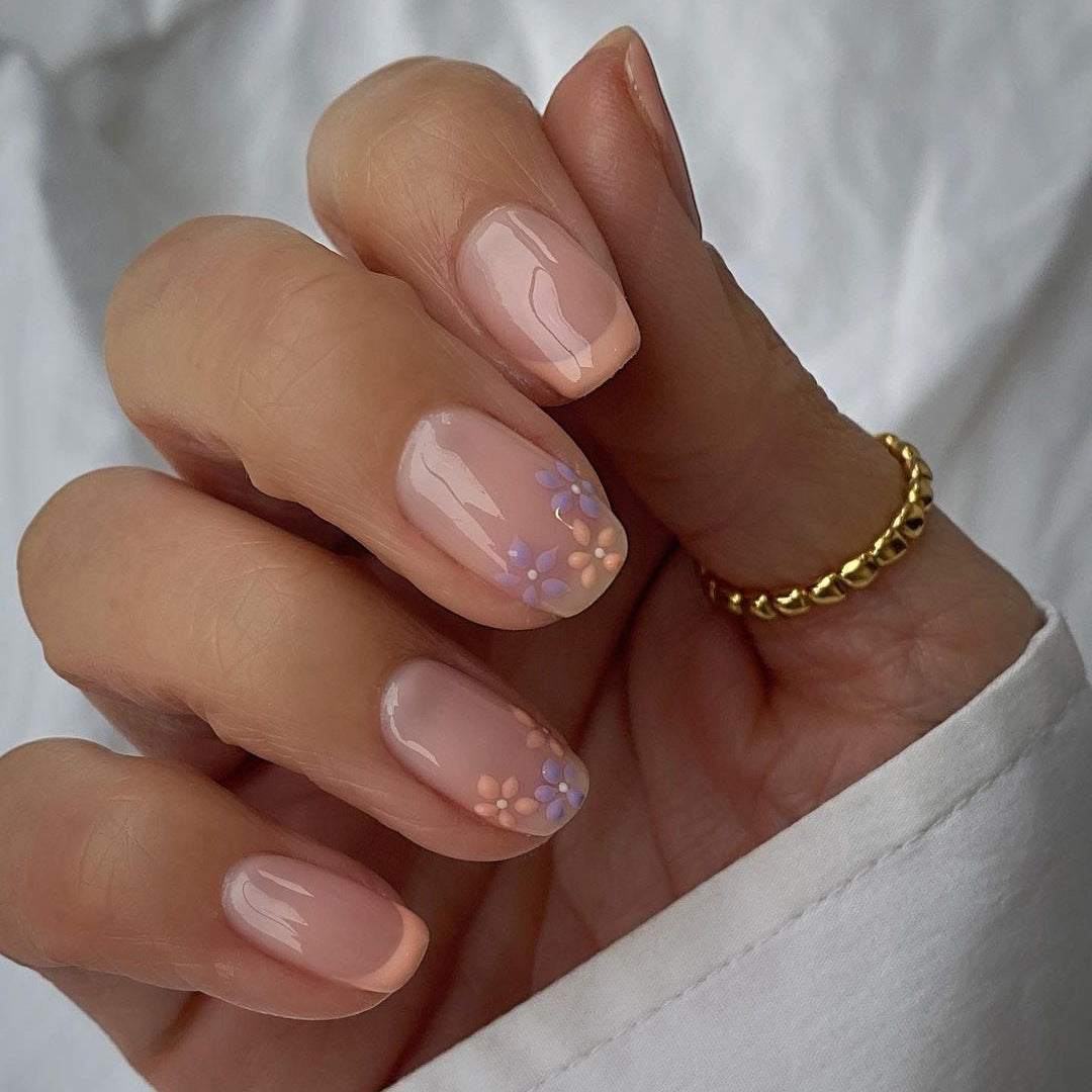 Kunstvolle Nagelkunst mit floralen Akzenten Brehn