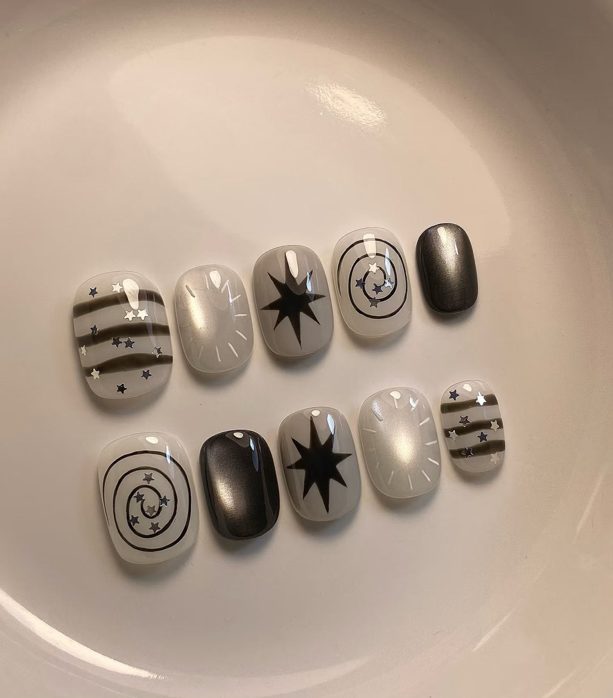 Künstlerisches Press-On-Nagelkunst-Set mit himmlischen Designs