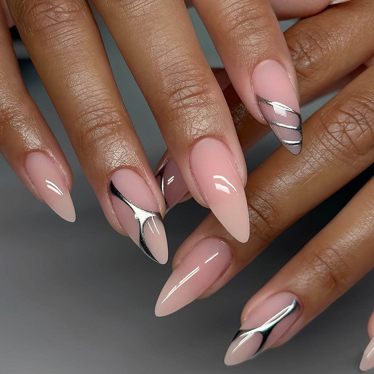 Eleganter Stiletto Press-On Nail Set mit künstlerischen Metallelementen Brehn