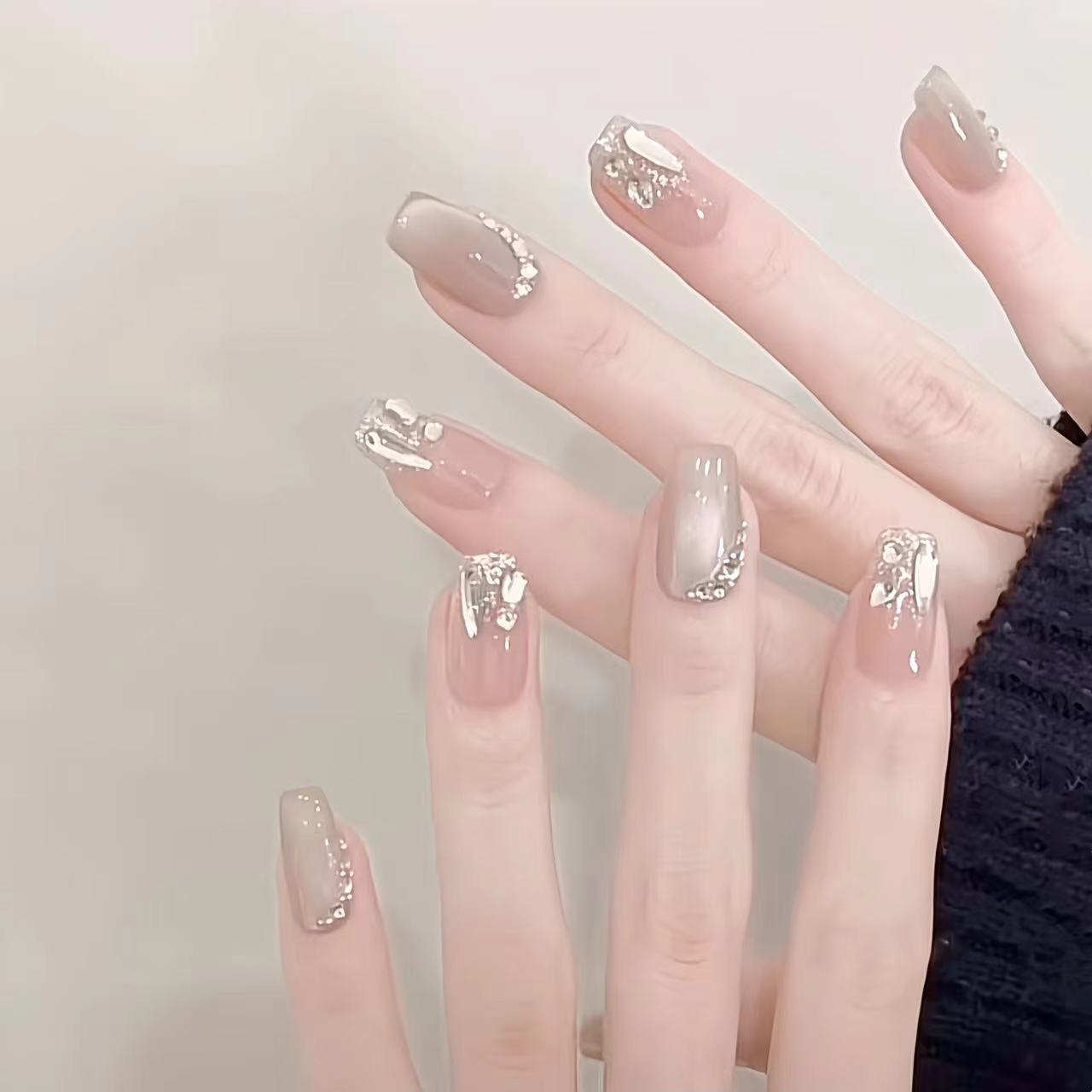 Elegantes mit Strass verziertes Press-On-Nagelset Brehn