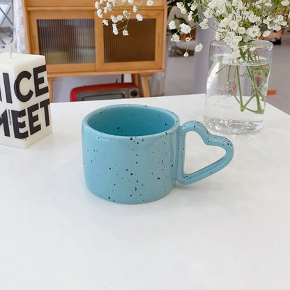 Keramik-Tasse mit herzförmigem Henkel und Sprenkel-Design