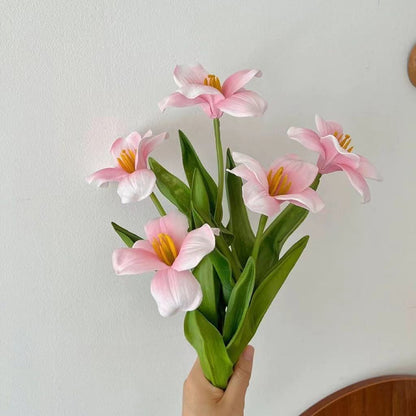 Lebensechter dekorativer künstlicher Blumenstrauß