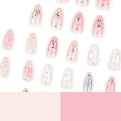 Kunstvolle Nagelverlängerungen mit eleganter Blütenverzierung Brehn
