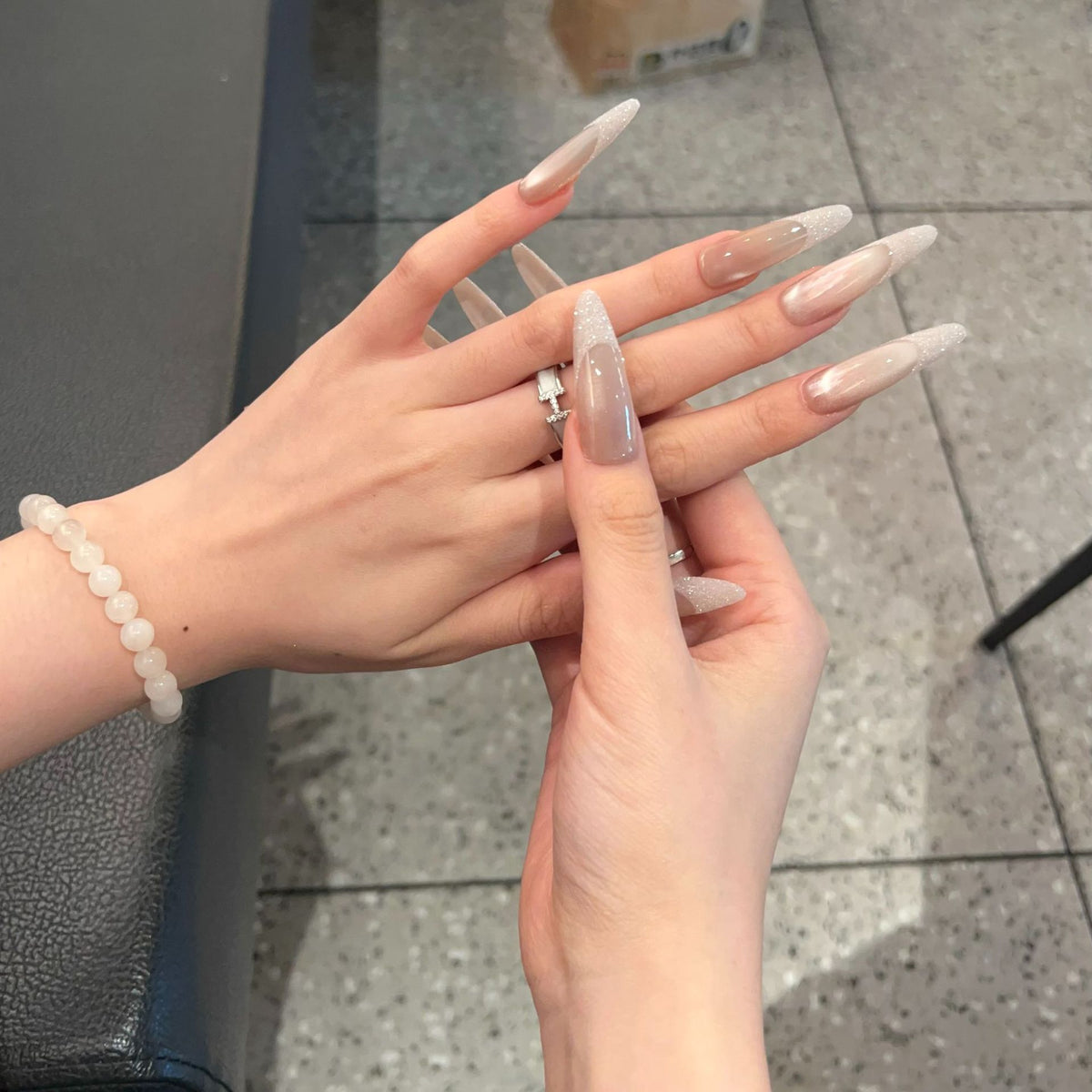 Glänzendes Press-On Nails Set Brehn