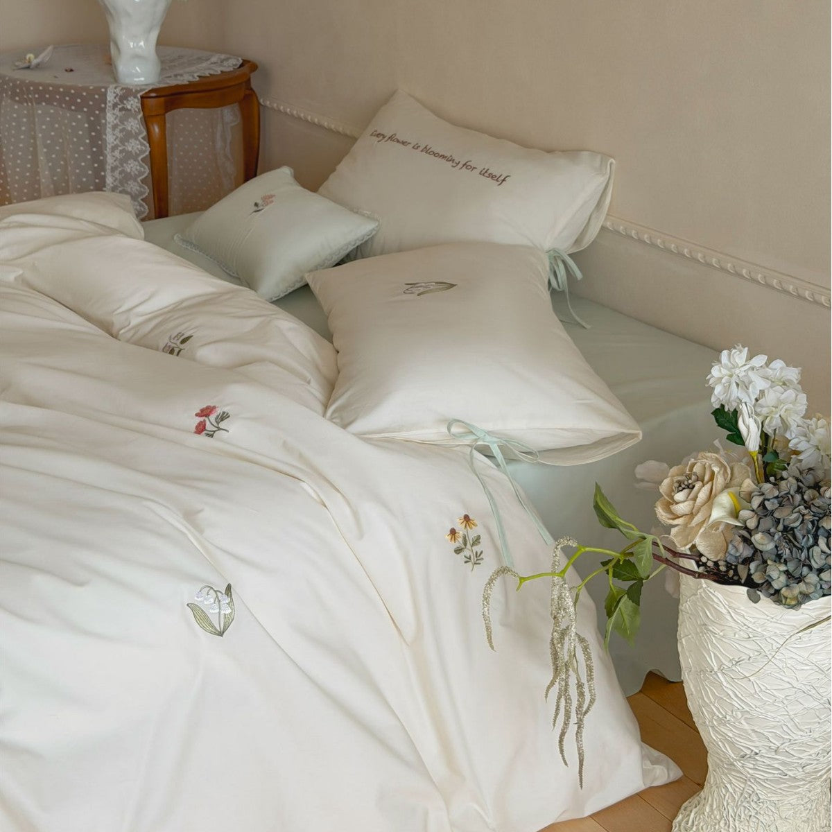 Gesticktes Bettwäscheset aus Baumwollsatin mit zarten Blumenapplikationen