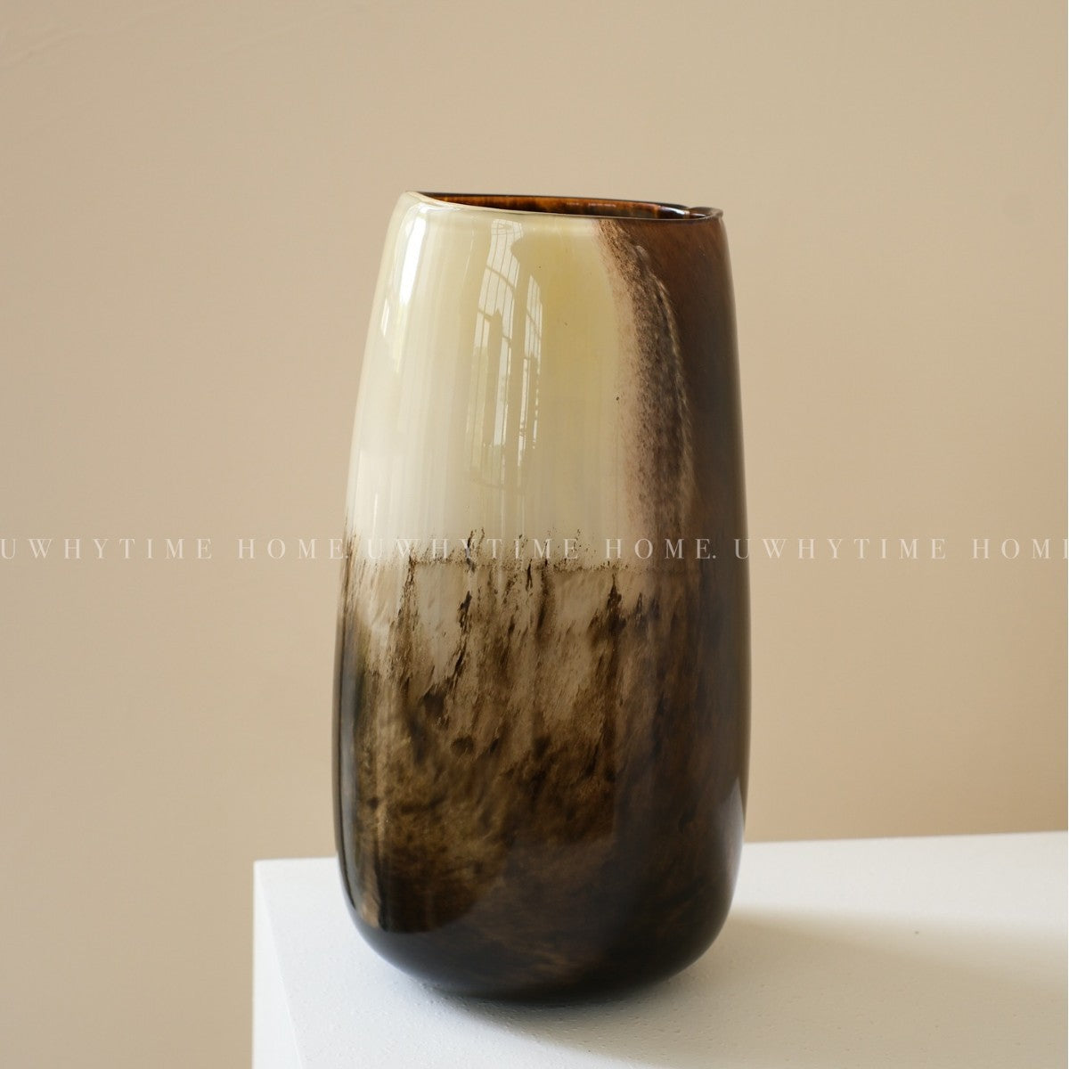 Zeitgenössische hohe handgeblasene Gradient-Glas-Display-Vase Brehn