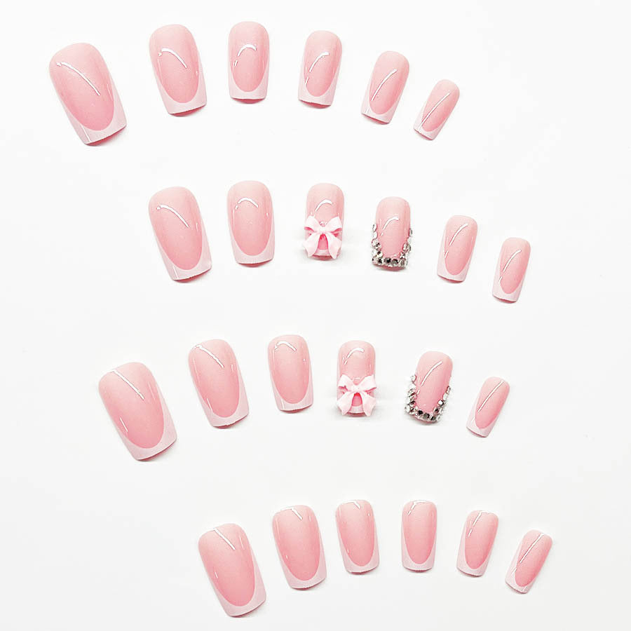 Kunstnagelset mit eleganten Details und 3D-Verzierungen Brehn