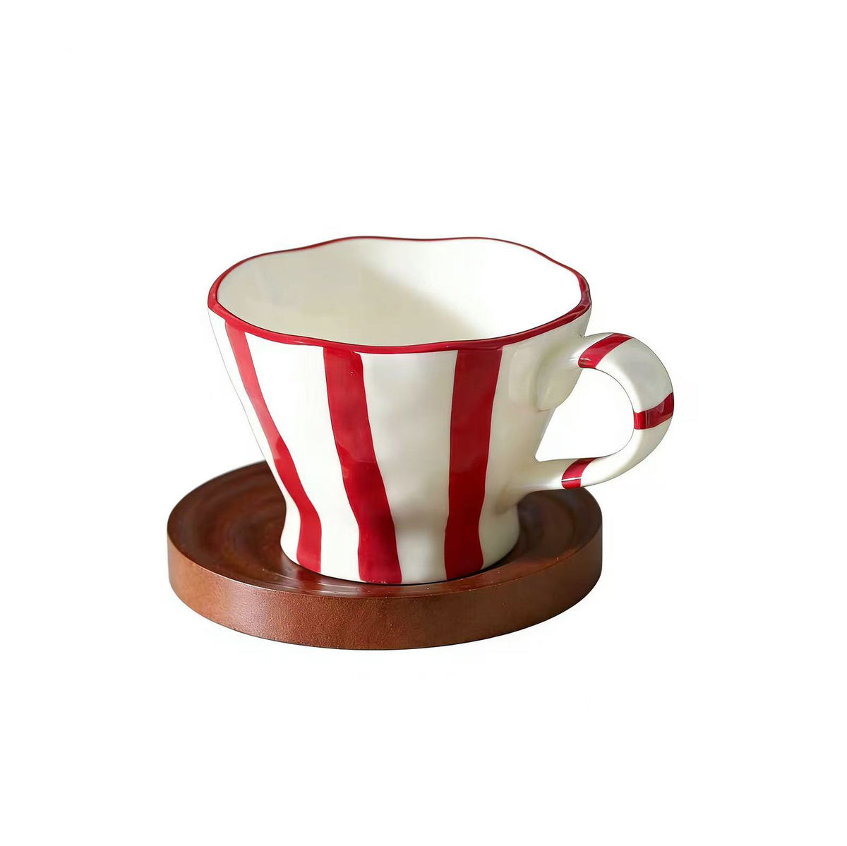 Skulpturale Keramik-Kaffeetasse mit geschwungenem Rand und markantem Streifendekor