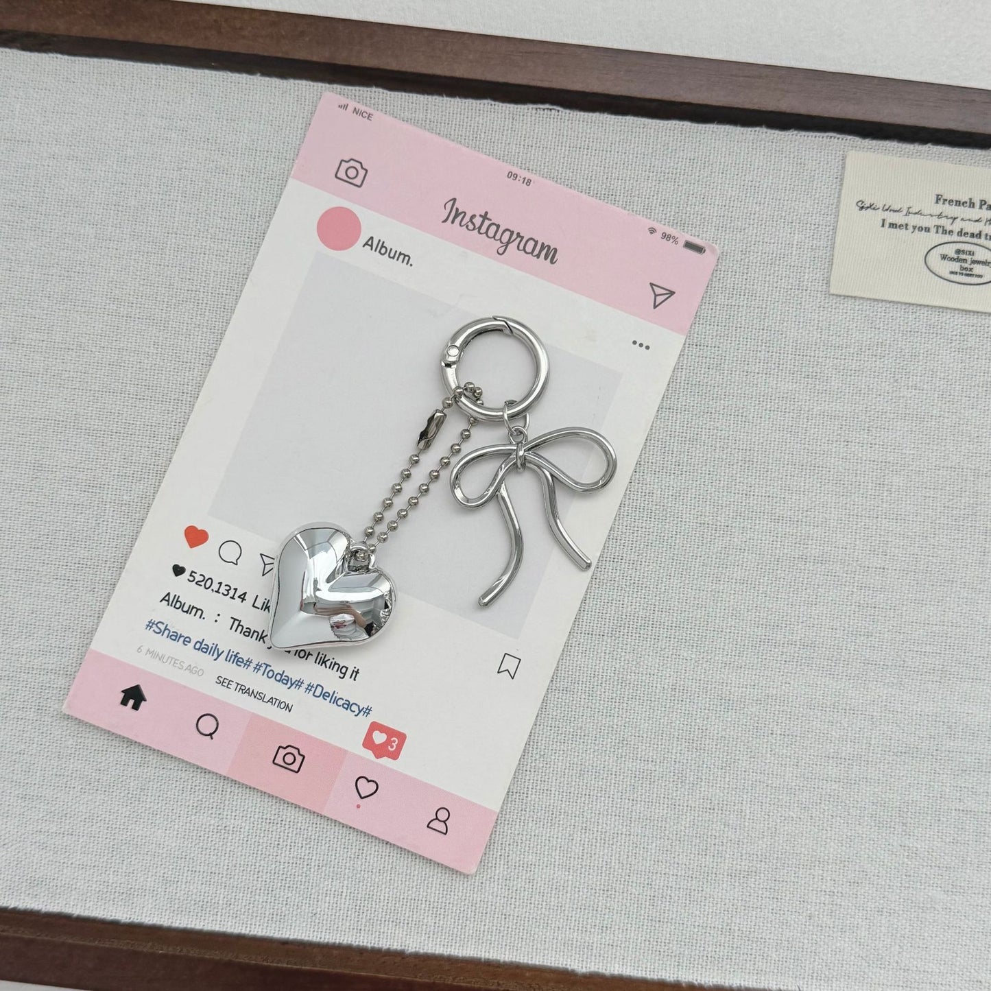 Herzförmiger Charm-Schlüsselanhänger mit Schleife Brehn