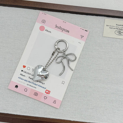 Herzförmiger Charm-Schlüsselanhänger mit Schleife Brehn