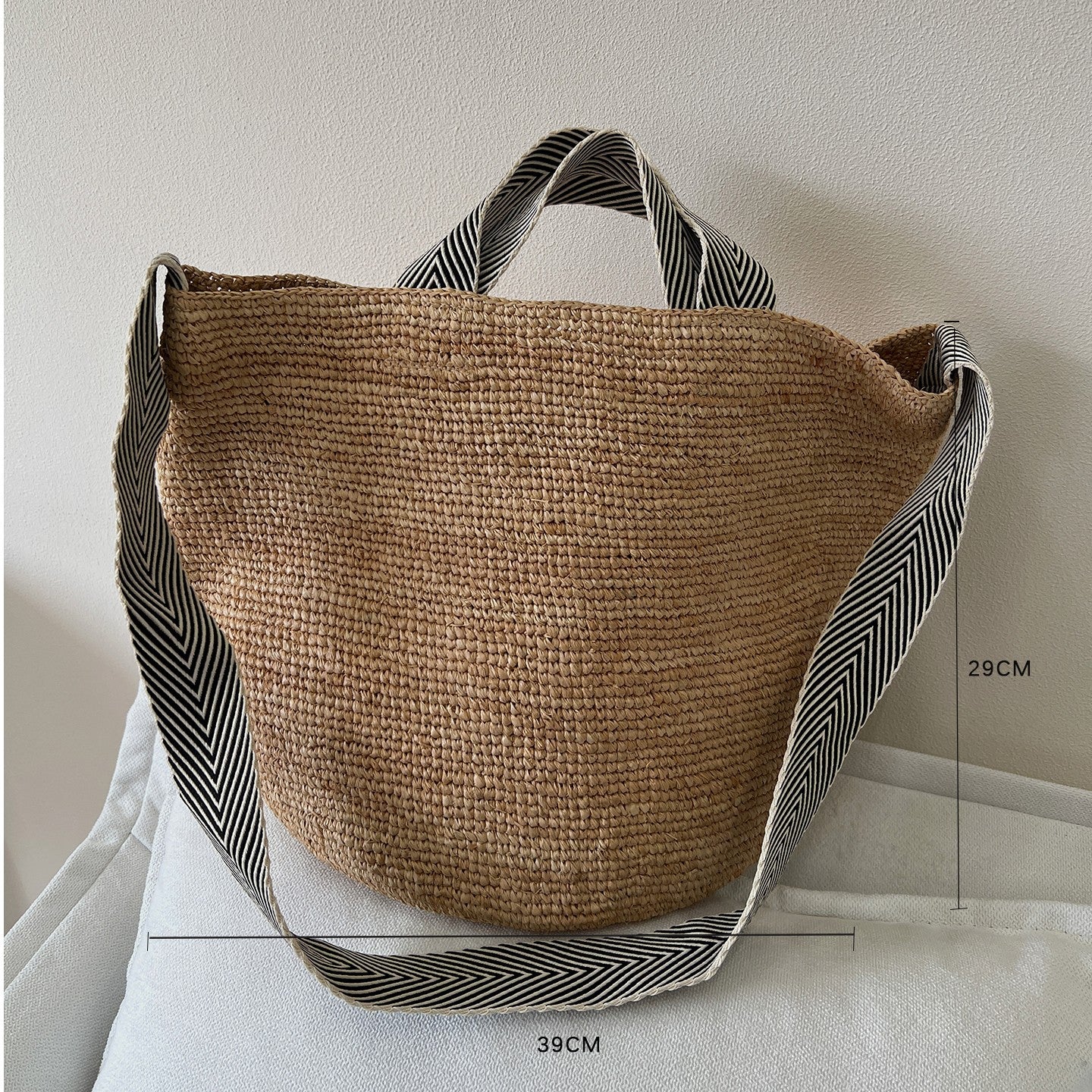 Handgefertigte Strohtasche mit Modischem Streifenmuster Brehn