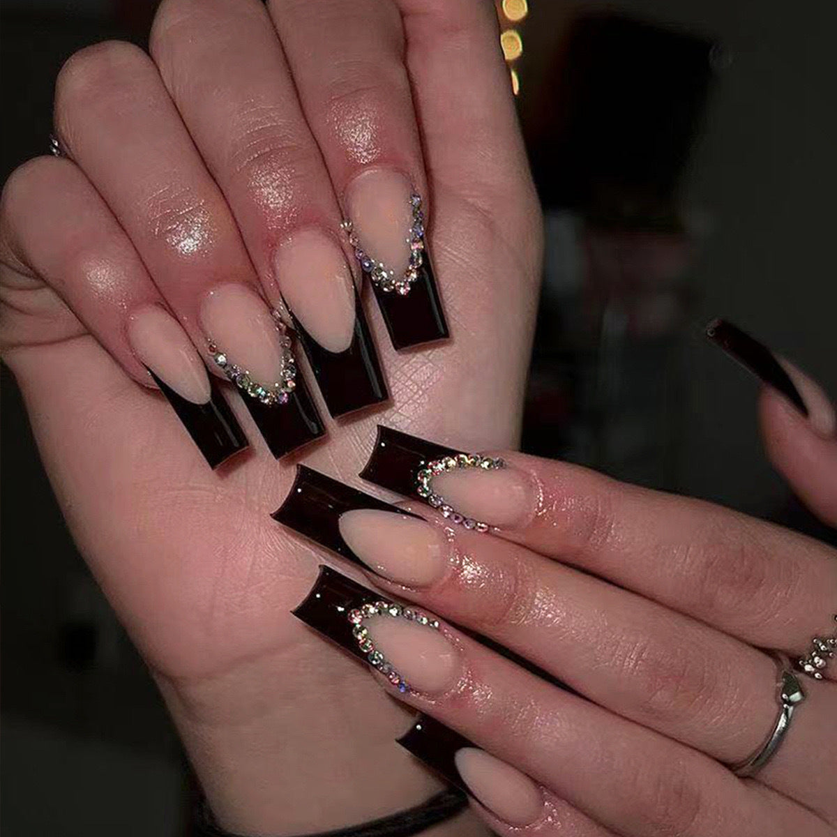 Kunstnagelset mit eleganten Strassverzierungen und stilvollem Hochglanz Brehn