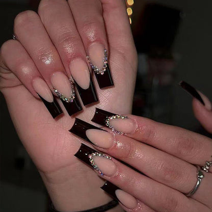Kunstnagelset mit eleganten Strassverzierungen und stilvollem Hochglanz Brehn