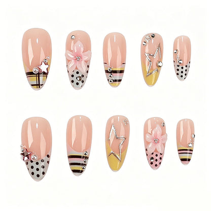 Kunstnagelset mit stilvollen floralen Akzenten und Glitzerdetails Brehn