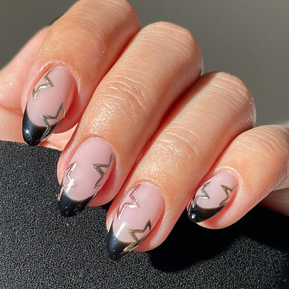 Kunstnagelset mit elegantem französischen Spitzen-Design und glamourösen Akzenten Brehn