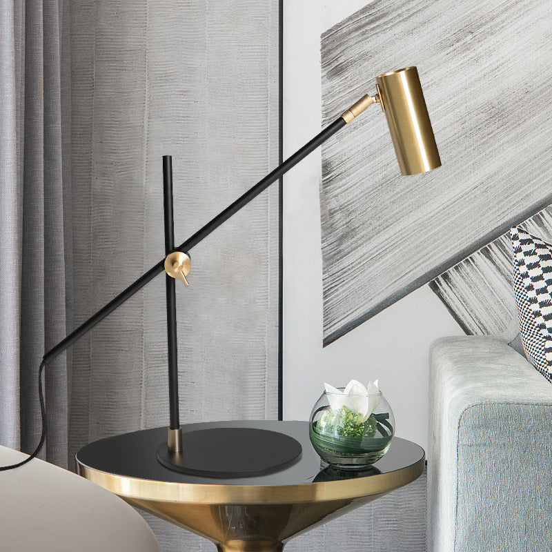 Verstellbare Schreibtischlampe mit goldenen Akzenten