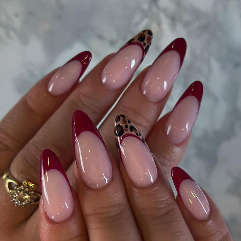 Kunstnagelset mit elegantem French-Tip und modernen Mustern Brehn