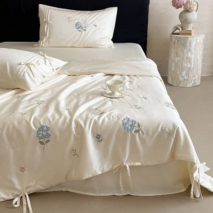 Besticktes Satin-Bettüberwurf-Set mit Bindebändern und seidig-glänzender Oberfläche