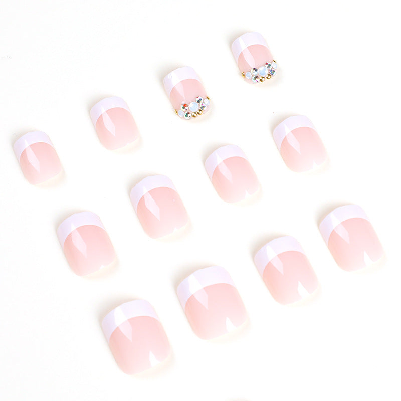 Kunstvolle Nagelverlängerungen mit eleganten Schmuckakzenten Brehn