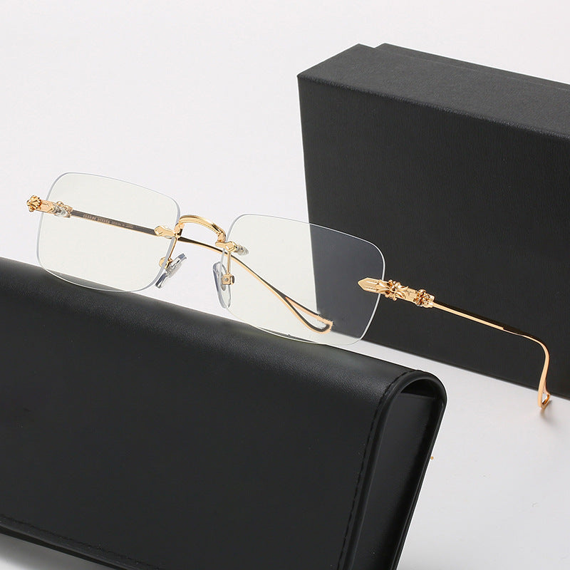 Damen modische Korrektionsbrille mit elegantem quadratischen Rahmen und verzierten Bügeln Brehn