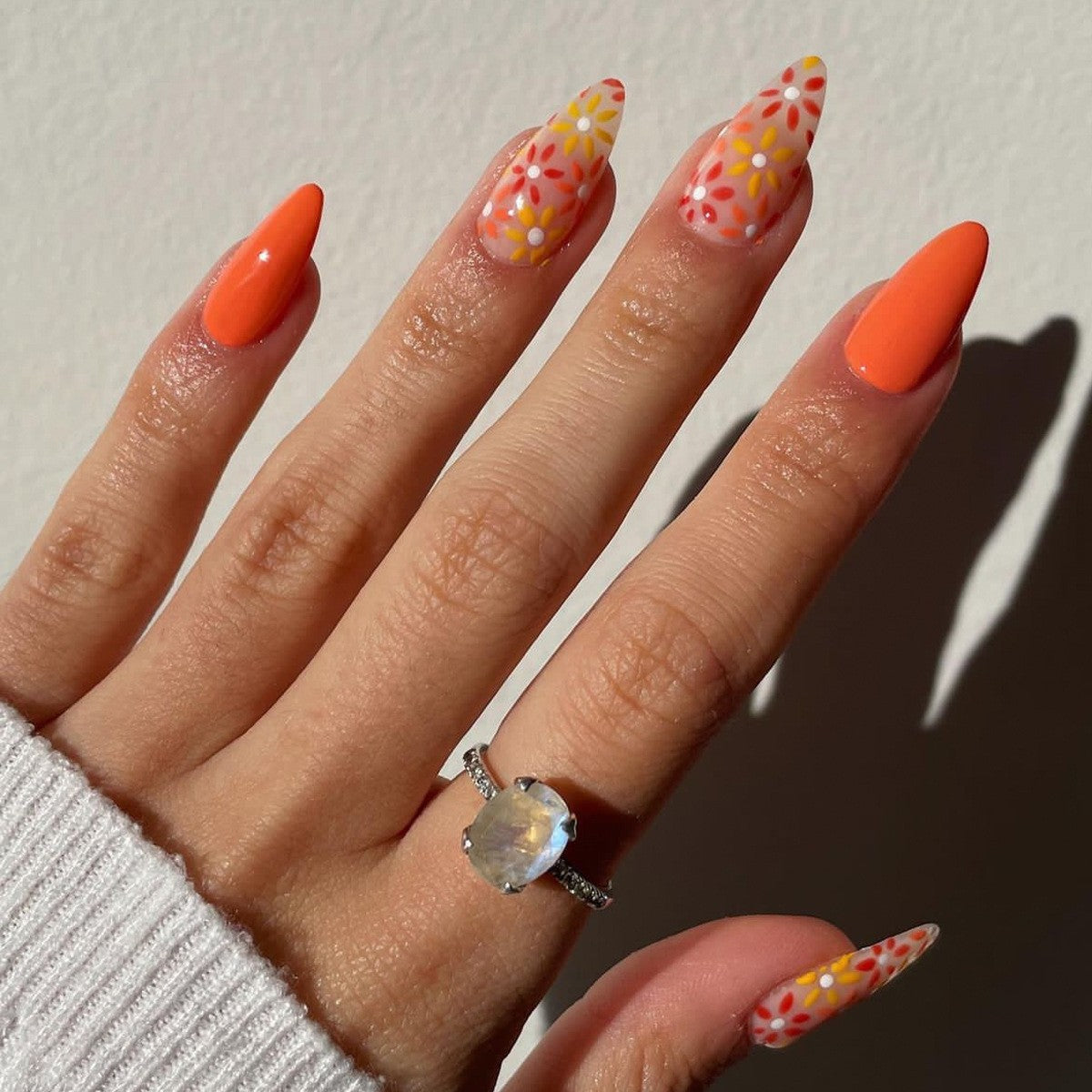 Kunstnagelset mit bunten Blüten und kreativem French-Design Brehn
