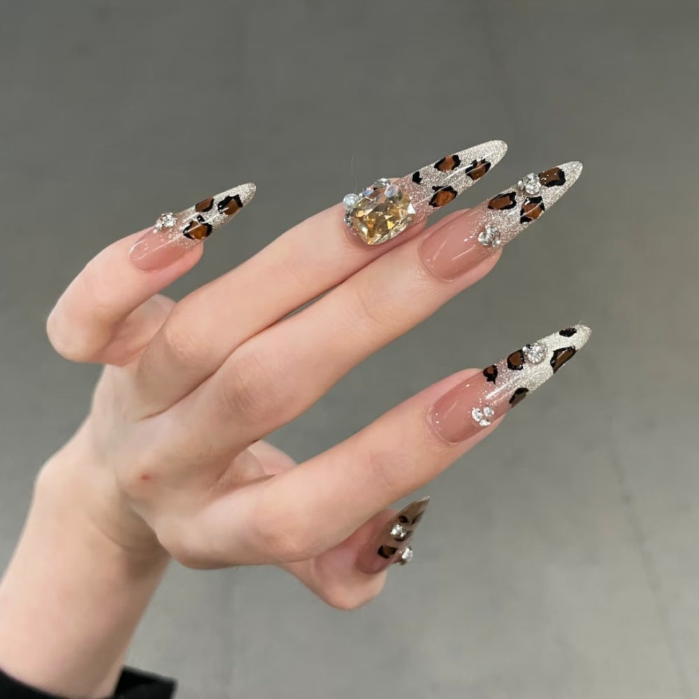 Dekorative Lange Stiletto Press-On Nägel mit Strass-Akzenten Brehn
