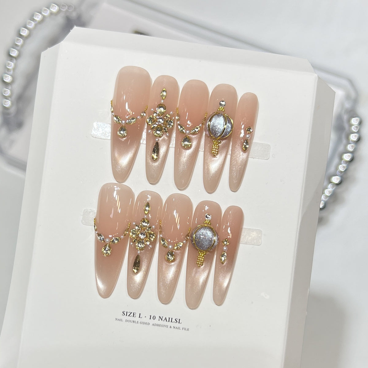 Dekoratives Stiletto Press-On Nagelset mit eleganten Schmucksteinverzierungen Brehn
