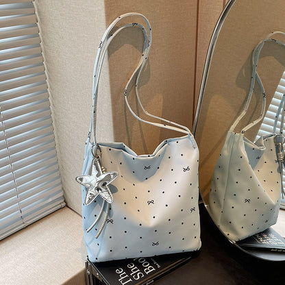Lässige gepunktete Schultertasche