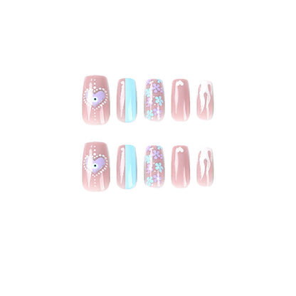Kunstvolle Nagelkunst mit floralen Akzenten und Glitzerverzierungen Brehn