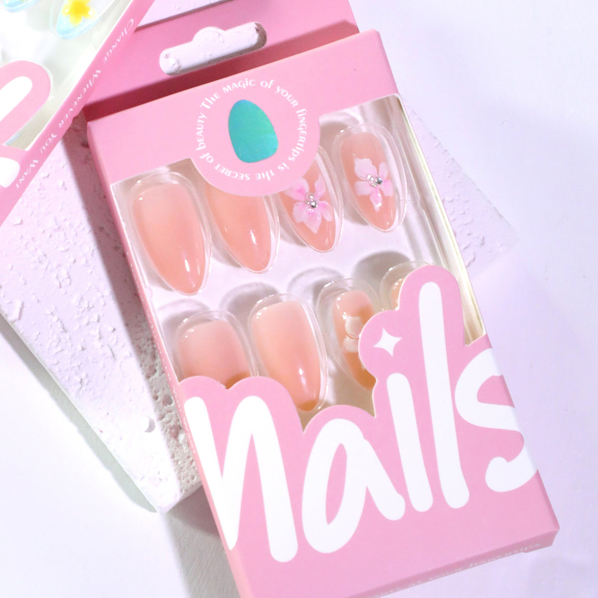 Kunstvolle Nageldesigns mit filigranen Blütenakzenten Brehn