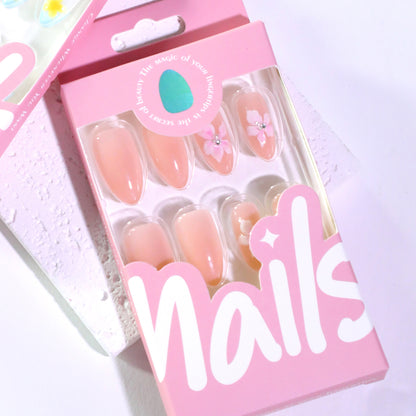 Kunstvolle Nageldesigns mit filigranen Blütenakzenten Brehn