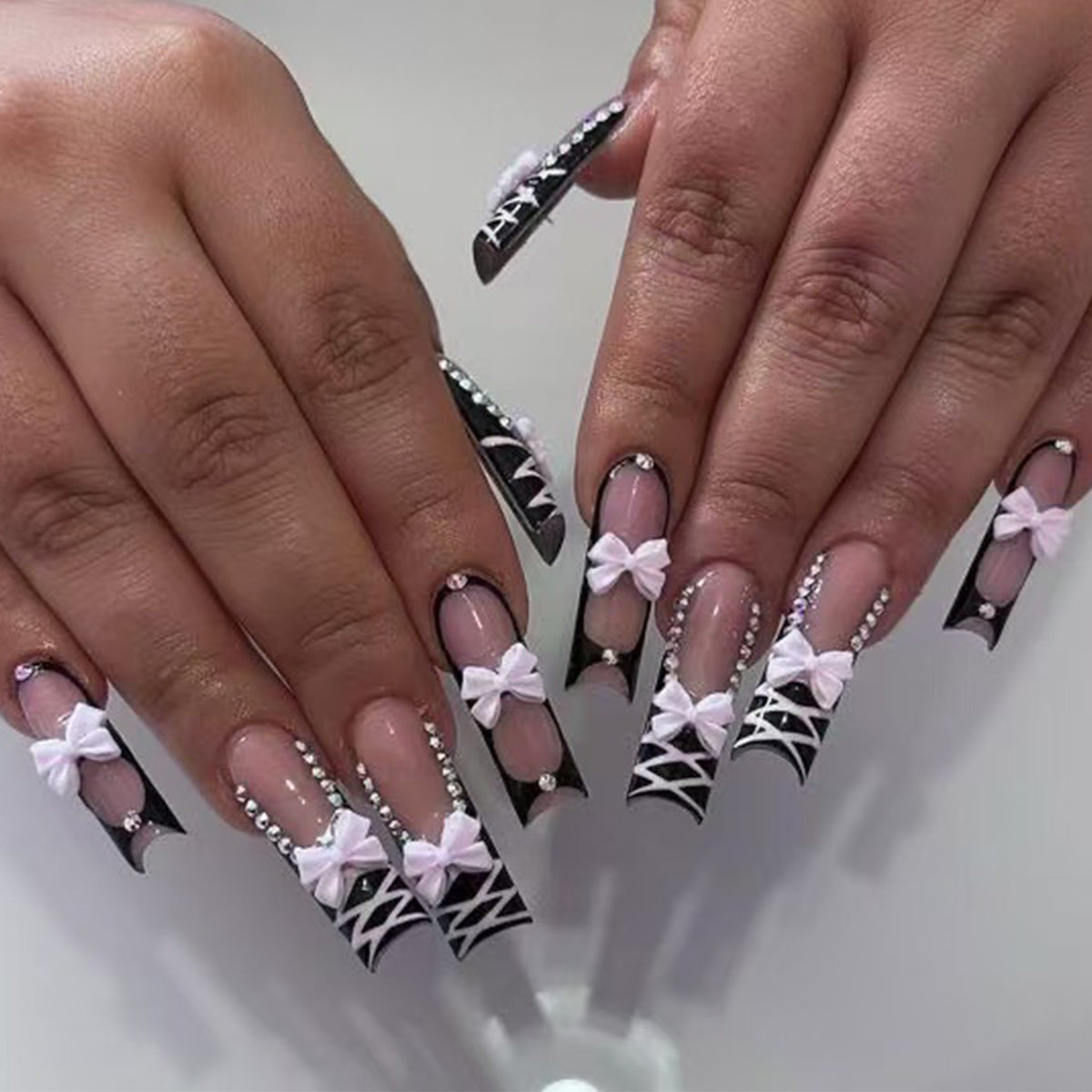 Stiletto Press-On Nail Set mit dekorativem Schleife und Juwelenakzenten Brehn