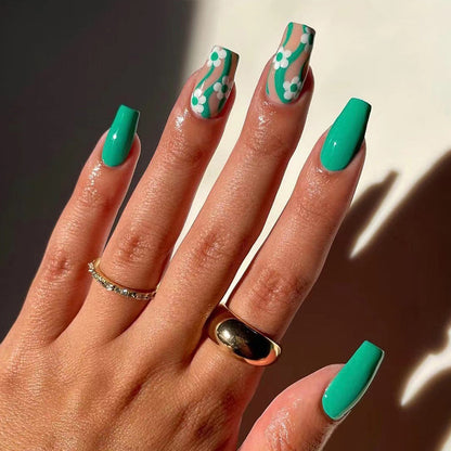 Kunstvolle Nagelverlängerungen im modernen floralem Design Brehn
