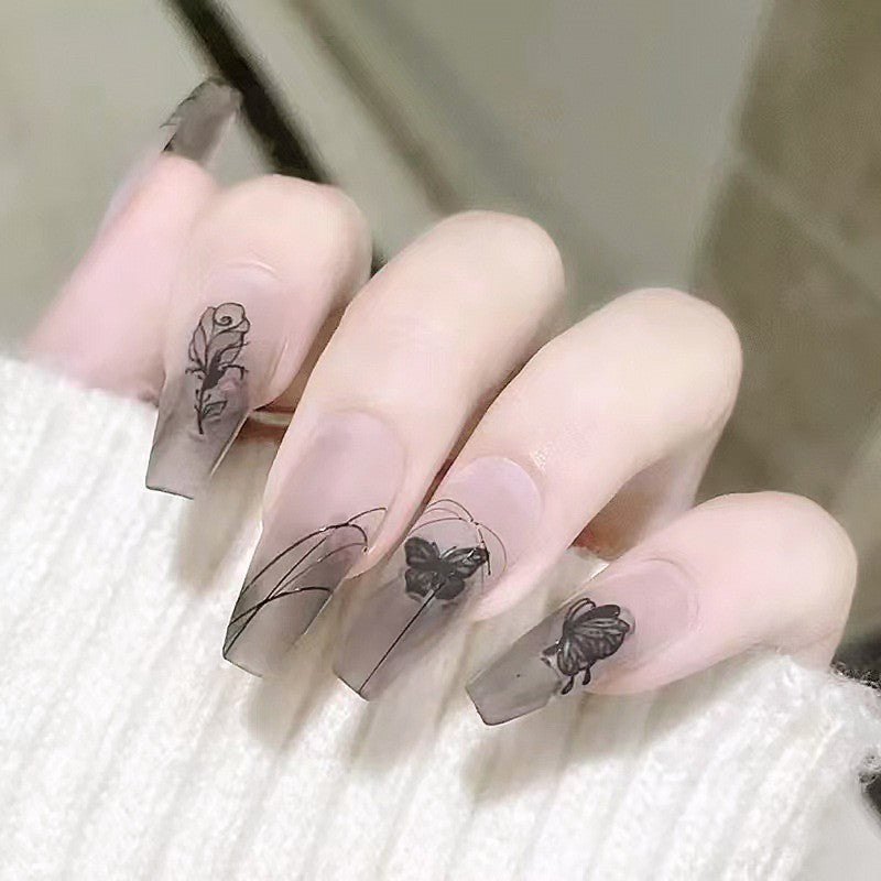Kunstnagelset mit eleganten Blumendesign und filigranen Schmetterlingsmotiven Brehn