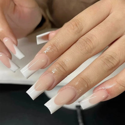 Kunstvolle Nagelverlängerungen mit eleganten French-Tips Brehn