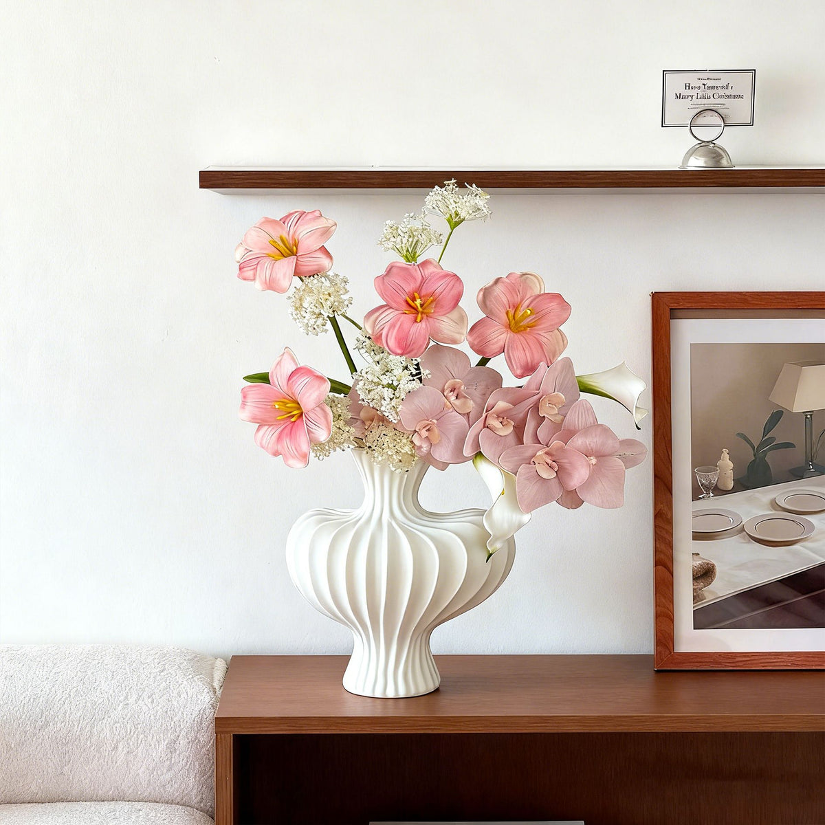 Elegante Blumenvasenarrangement für die Innenraumgestaltung