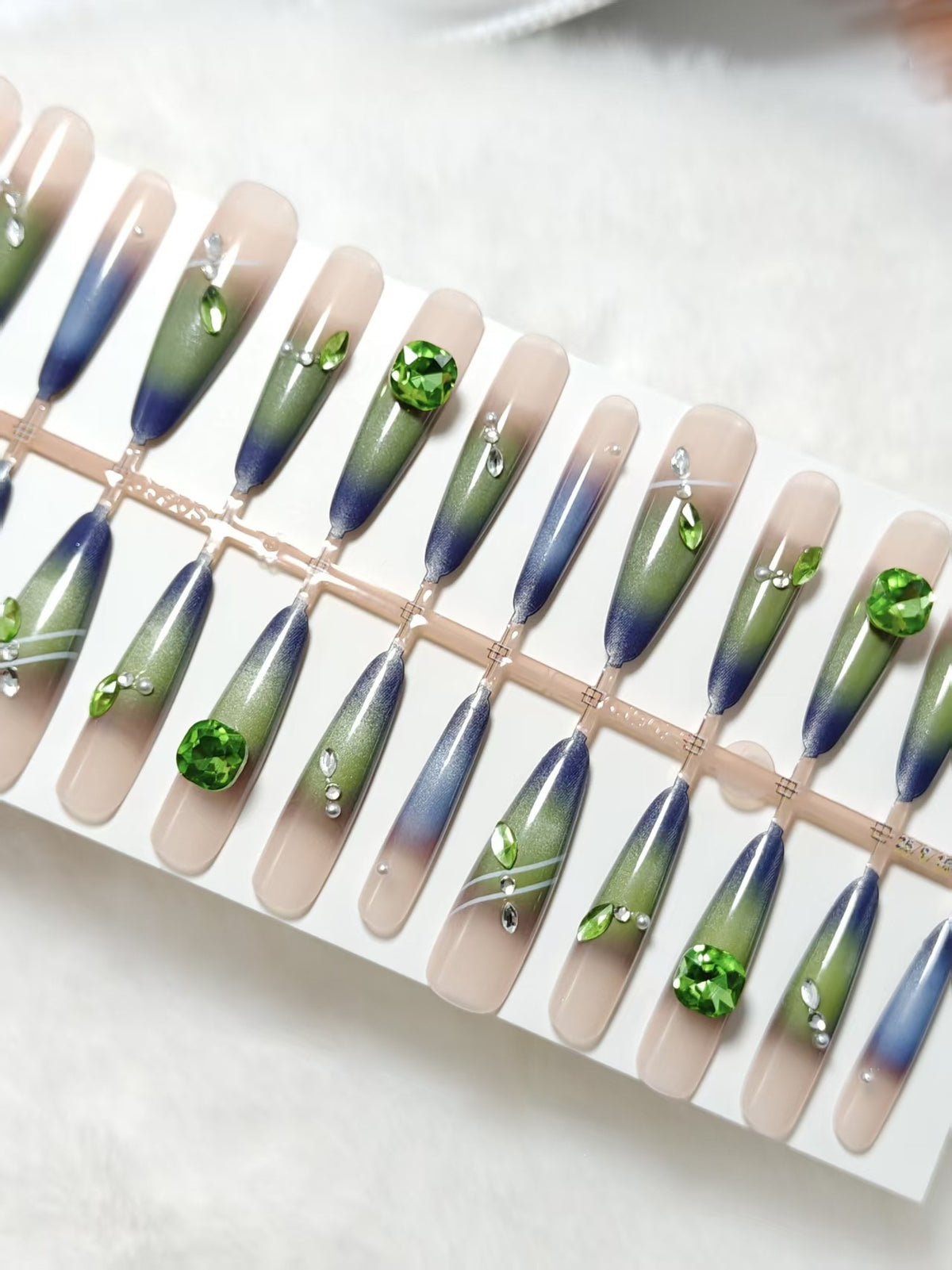 Kunstnägel mit elegantem Farbverlauf und Glitzerakzenten Brehn