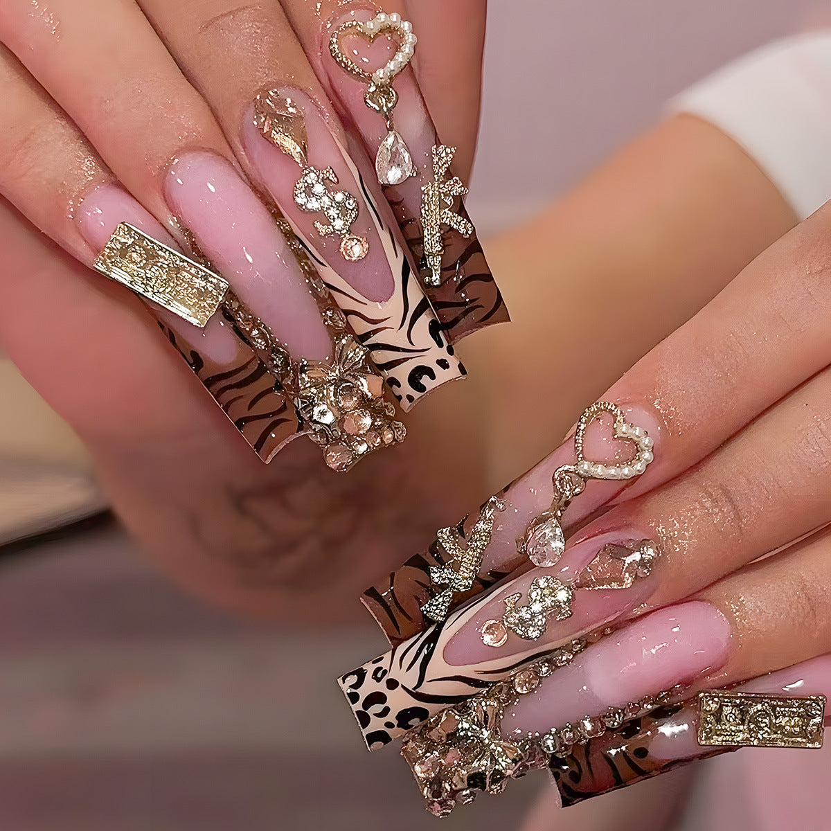 Glamouröse Stiletto Press-On Nägel mit dekorativen Akzenten Brehn