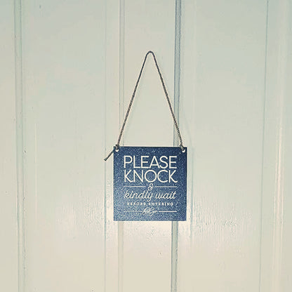 Zweiseitiges hängendes Türschild
