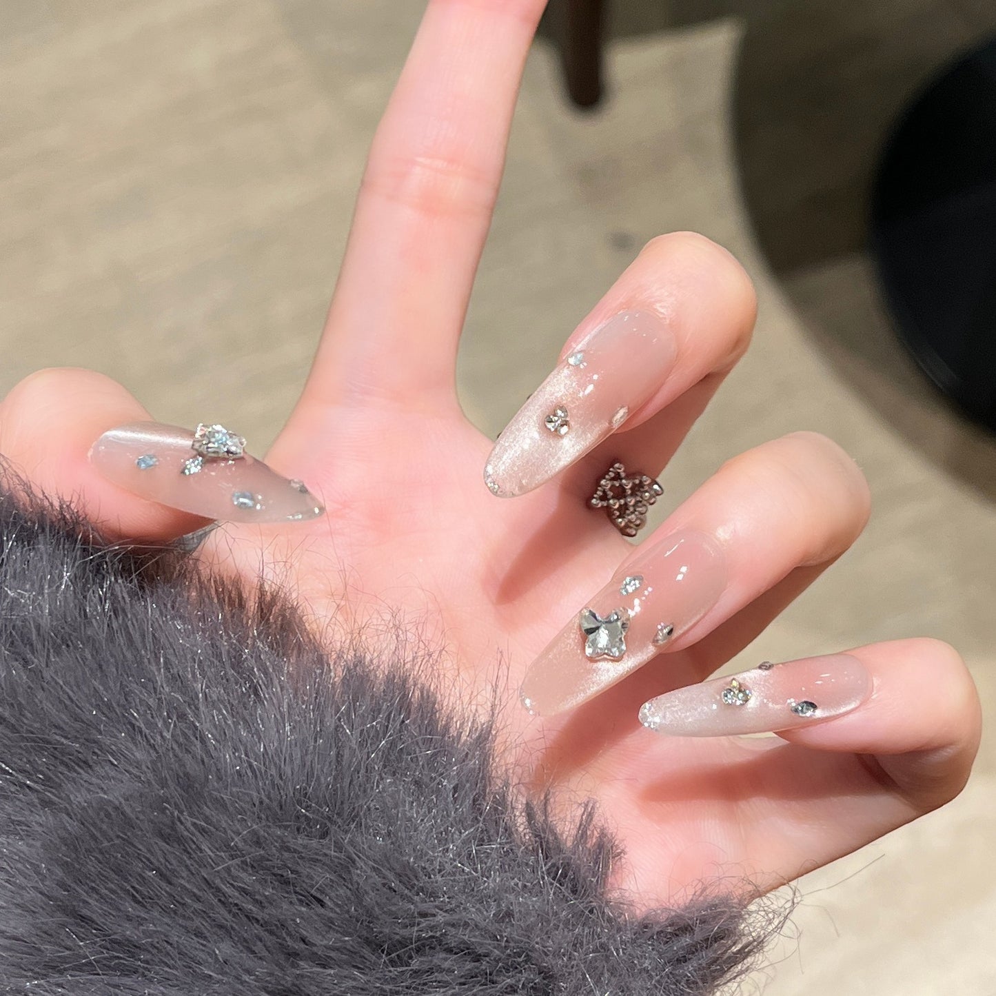 Elegante Press-On Nagelverlängerungen mit Kristallakzenten Brehn