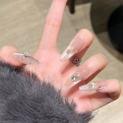Elegante Press-On Nagelverlängerungen mit Kristallakzenten Brehn